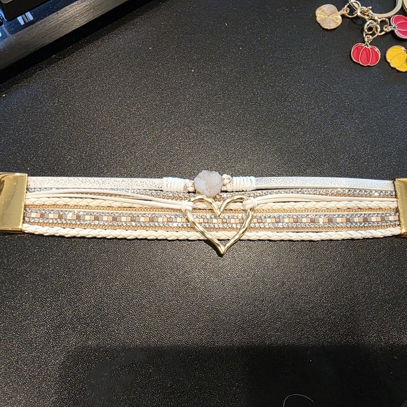 Trendy Boutique White and Gold Heart Bracelet - Picture 2 of 3